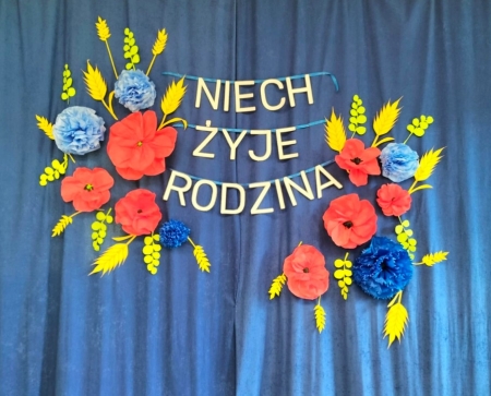 NIECH ŻYJE RODZINA