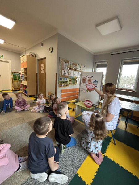 Spotkanie przedszkolaków z higienistką stomatologiczną
